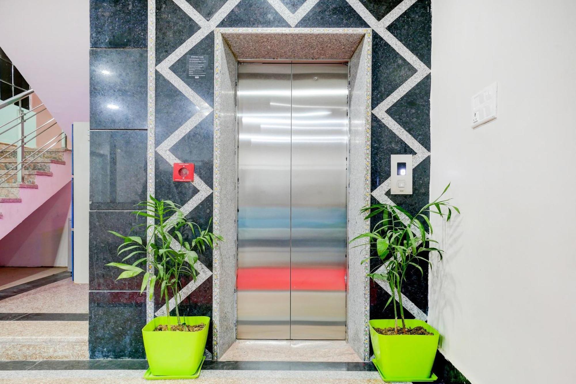 Hotel Townhouse Navneeta Grand Kakarmatha Exterior foto